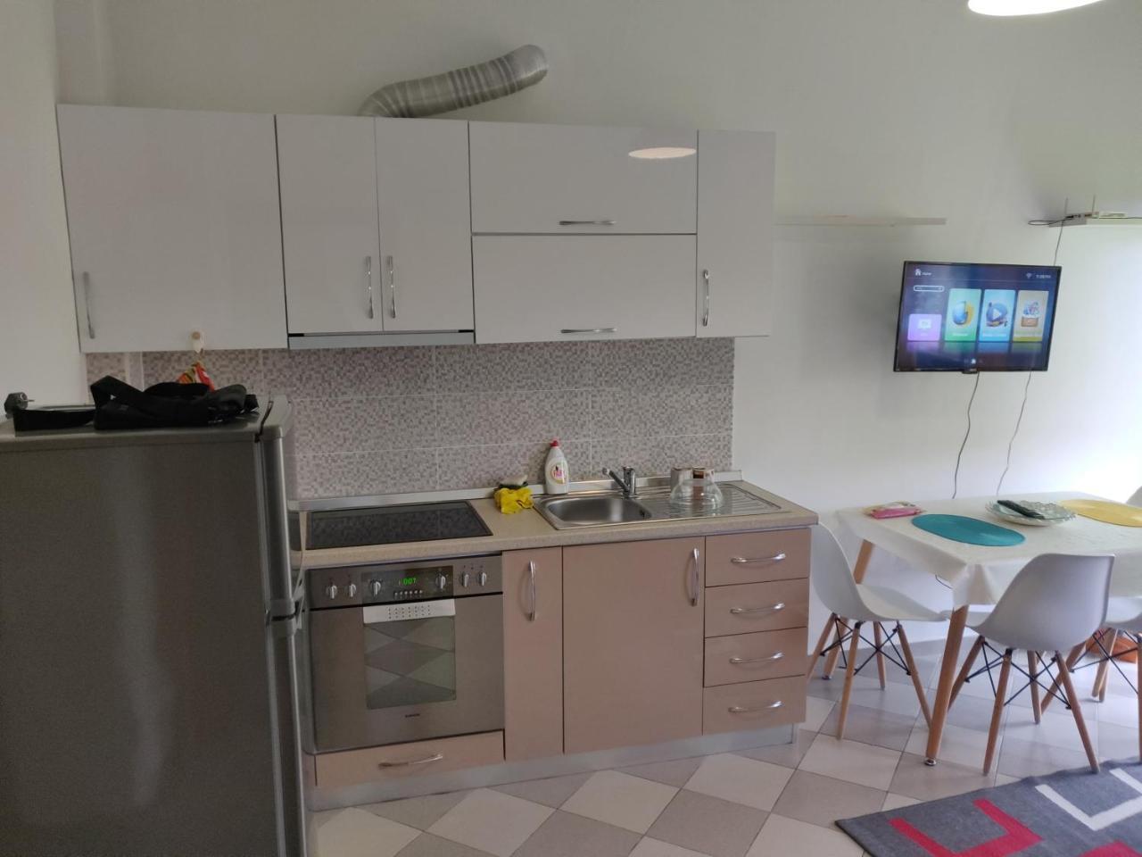 Lovely Apartment โกเลม ภายนอก รูปภาพ